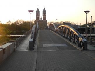 Leere Blaue Brücke