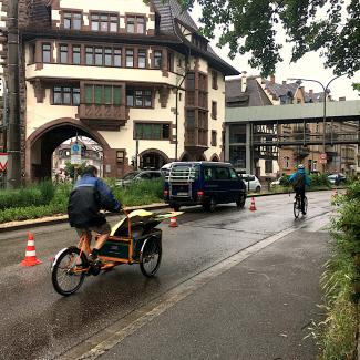 Radfahrer mit Lastenrad auf der Pop-Up Lane am Schlossbergring