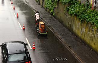 Radlerin auf der Pop-Up Bikelane