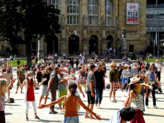 Menschen Tanzen auf dem Platz der Alten Synagoge