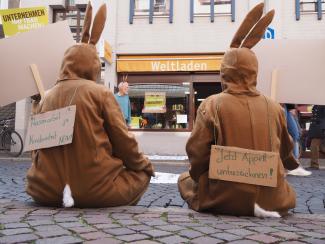 Osteraktion zum Lieferkettengesetz vor dem Weltladen Gerberau