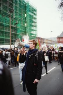 Aaron Honisch mit Megaphon