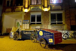 Lastenvelo vor der Fabrik