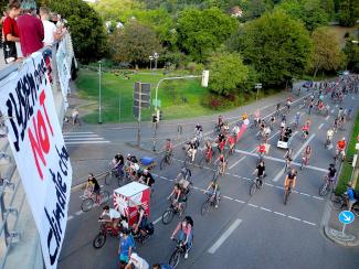 Fahrraddemo fährt am Stadtgarten vorbei.