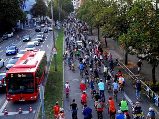 Fahrraddemozug auf der einen, Autos auf der anderen Spur.