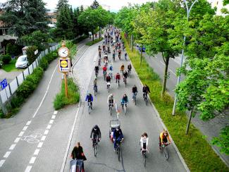 Radfahrende auf einer abgesperrten PKW Spur