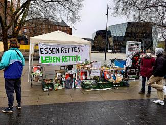 Ein Stand auf dem Platz der Alten Synagoge mit dem Banner: "Essen rette, Leben retten"