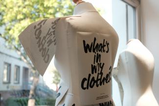 Schaufensterpuppe mit der Aufschrift: Whats in my clothes?