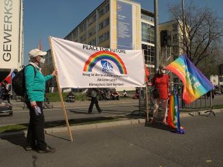 Menschen mit Banner