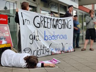 Banner mit Schrift "Im Greenwashing gibt badenova richtig (Erd)Gas"