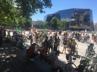 Menschen mit Fahrrädern am Platz der Alten Synagoge