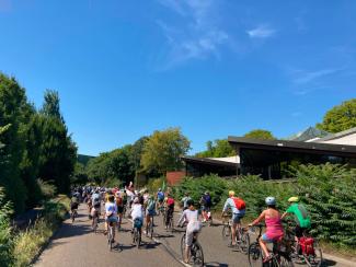 Menschen fahren mit Fahrrad auf der Straße