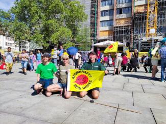 Menschen der Anti-Atom Radtour mit Banner