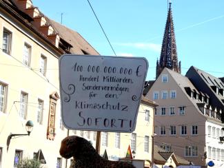 Demoschild vor dem Münsterturm mit Leopard