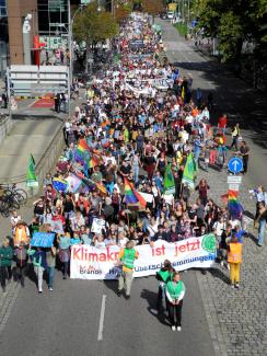 Demozug Beginn mit Fridays Banner "Klimakrise ist jetzt"