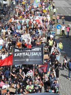 Banner "Die Krise heißt Kapitalismus"