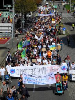 Menschenmasse davor ein Banner "Climate Crisis"