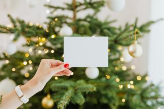 Eine Hand hält eine Weihnachtskarte