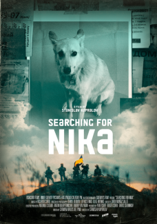 Das Poster des Films: Ein Hund ist zu sehen, in der unteren Hälfte eine Gruppe Menschen in Warnwesten auf einer Anhöhe