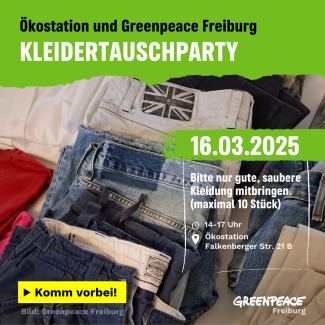 Kleidertauschparty der Ökostation und Greenpeace Feiburg. Am 16.03.2025 von 14 bis 17 Uhr in der Ökostation (Falkenberger Str. 21B). Bitte nur gute, saubere Kleidung mitbringen. (maximal 10 Stück). Komm vorbei! Im Hintergrund sind verschiedene Hosen auf einem Tisch zu sehen.