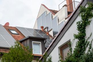 Dach mit PV-Anlage