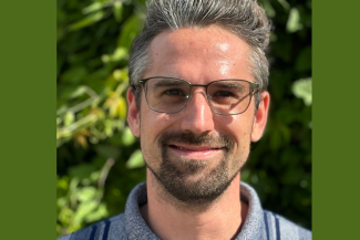 Pascal Jessen ist Veto-Trainer, Lehrkraft an einer freien demokratischen Schule und lebt in Freiburg. Seit vielen Jahren arbeitet er mit dem Veto-Prinzip® und verbindet es mit Theaterpädagogik, Bildungsarbeit mit Kindern, Jugendlichen und Erwachsenen sowie gleichwürdiger Beziehungsgestaltung. Sein Fokus liegt auf der Frage, wie bestehende pädagogische Räume mit vielfältig zusammengesetzten Gruppen kooperativ und beziehungsorientiert weiterentwickelt werden können.