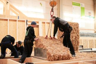 Strohballenbau Vorproduktion